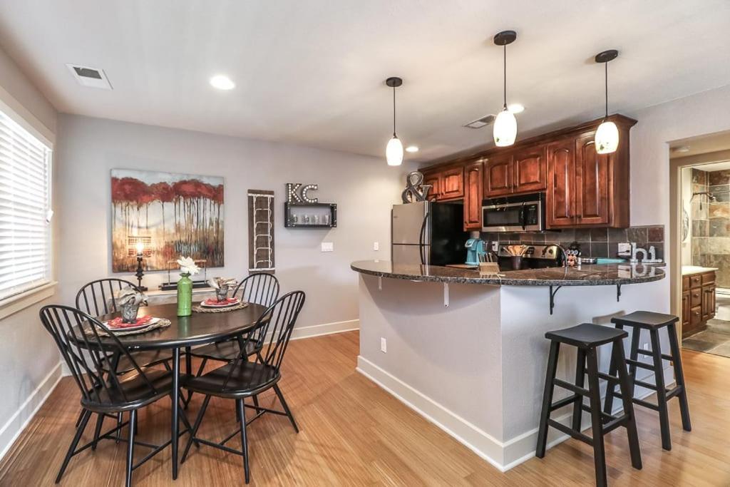 Amazing Locale 2kingbr 1bth * Kansas City