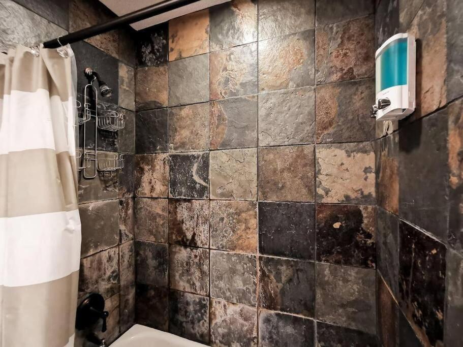 Amazing Locale 2kingbr 1bth * Kansas City